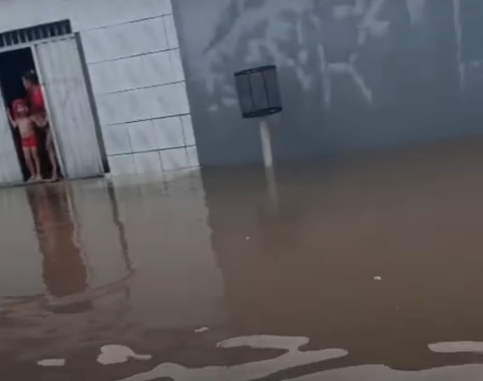 Moradores do conjunto Geraldo Palmeira em Ananindeua ficam ilhados durante chuva desta sexta, 20