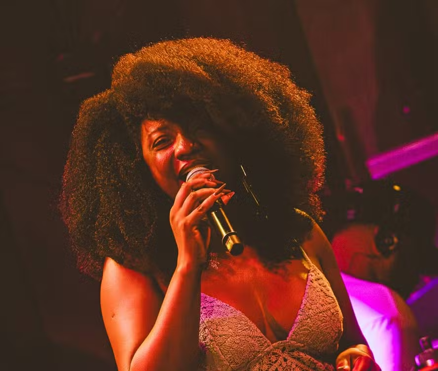 Adriana Araújo: sambista mineira morre após sofrer aneurisma cerebral; entenda o que é a doença