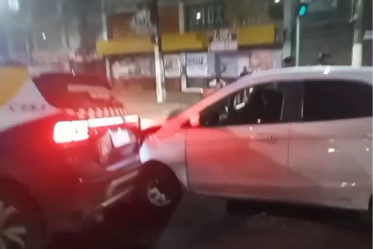 Carro bate em viatura da Guarda Municipal na Avenida Tamandaré, em Belém