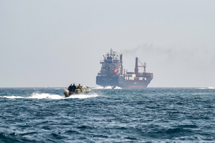 Estreito de Ormuz está aberto, mas passagem tem de ter consentimento do Exército do Irã, diz vice-chanceler iraniano