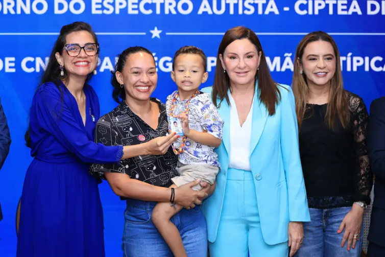 Pará lança carteira digital para pessoas com autismo e entrega Carteiras de Habilitação para mães atípicas
