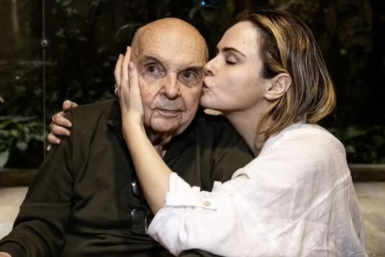 Morre Gerardo Renault, pai de Ana Paula do BBB 26; sister não será informada sobre o falecimento