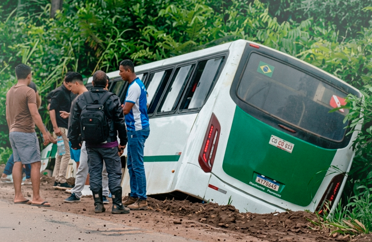 Ônibus tomba em córrego e deixa passageiros feridos na entrada de Abaetetuba
