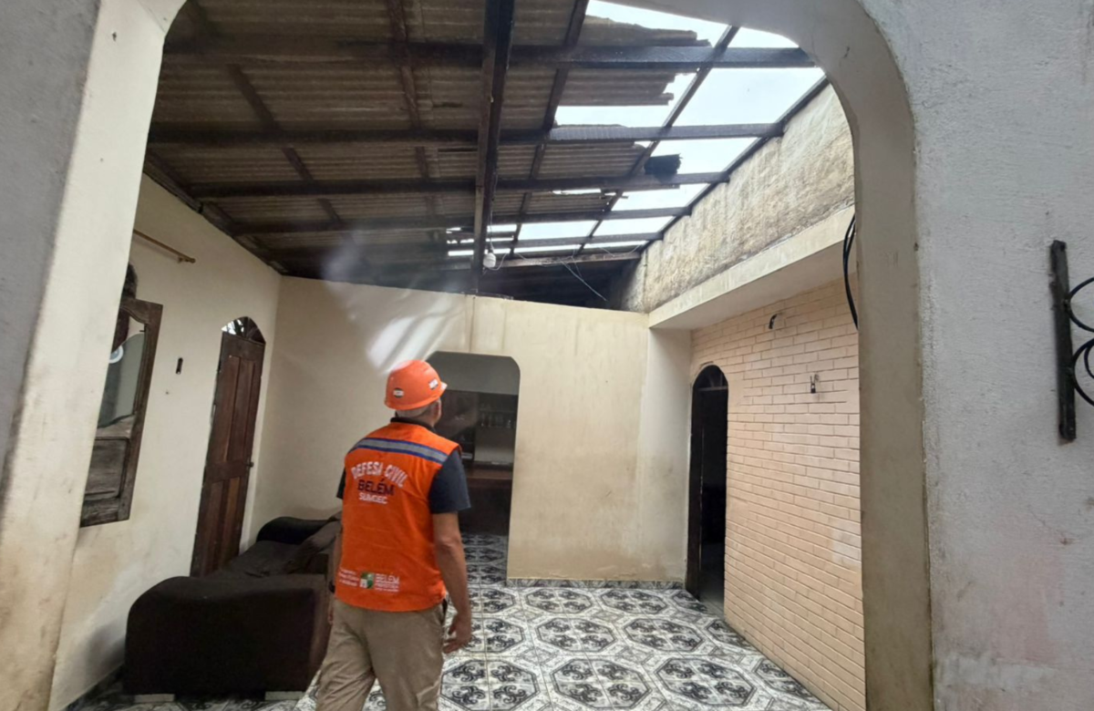 Chuva e ventania destelham casas no bairro Maracangalha, em Belém