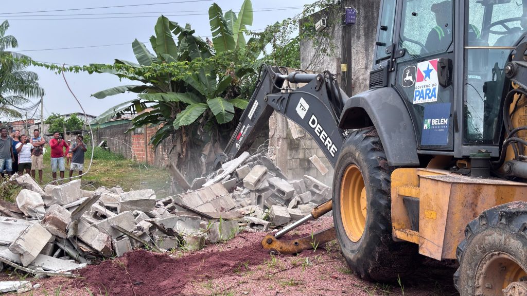 Muros são derrubados após decisão da Justiça e liberam acesso em vias de conjunto no Curió-Utinga