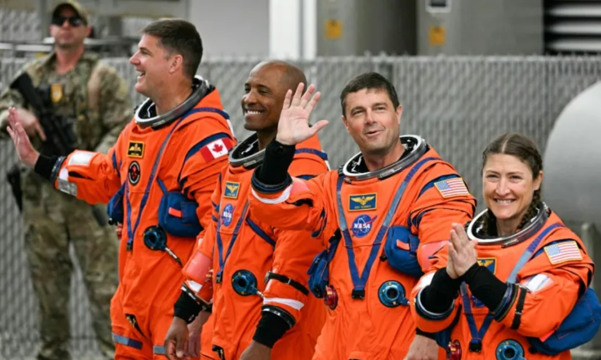 Por que o macacão da Artemis II é laranja e como ele funciona