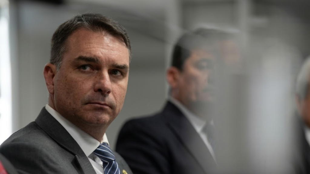 Flávio Bolsonaro diz que condenados pelo 8 de janeiro subirão a rampa do Planalto se for eleito