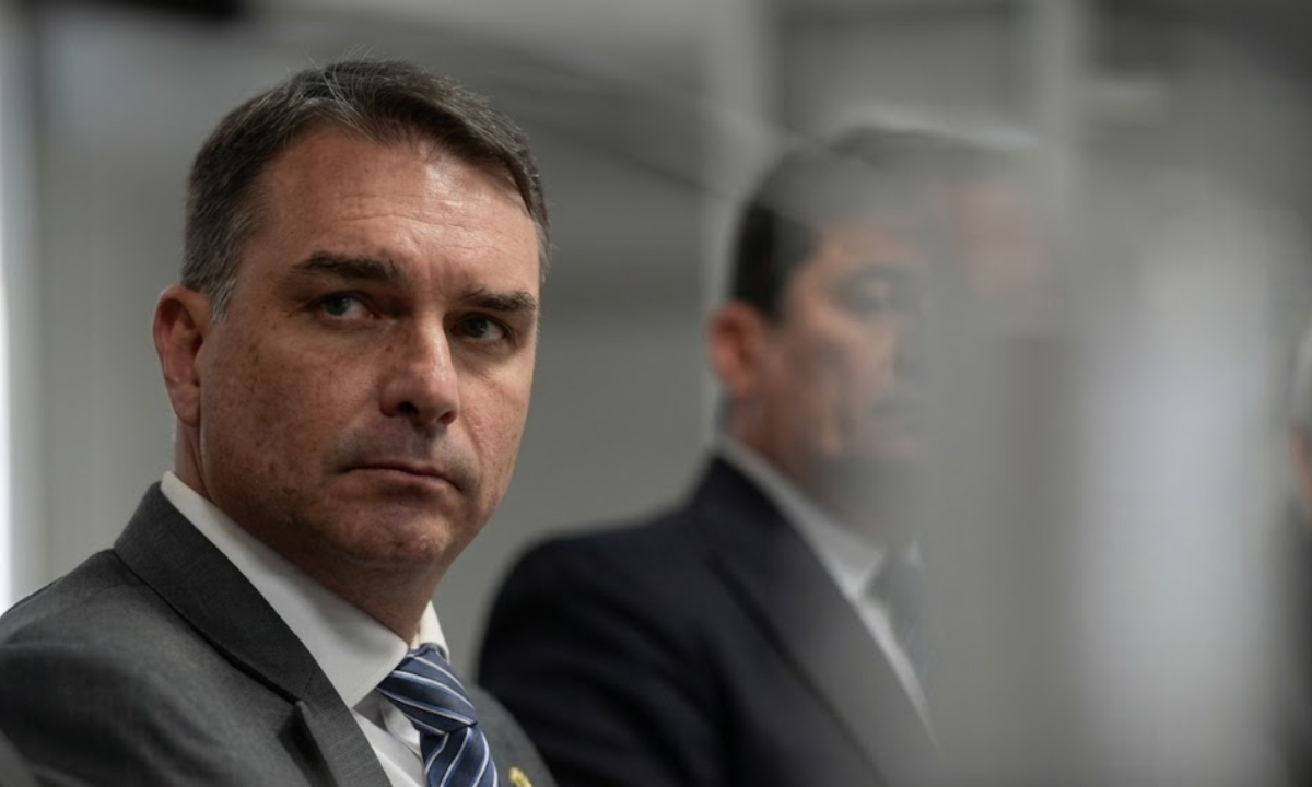 Flávio Bolsonaro diz que condenados pelo 8 de janeiro subirão a rampa do Planalto se for eleito