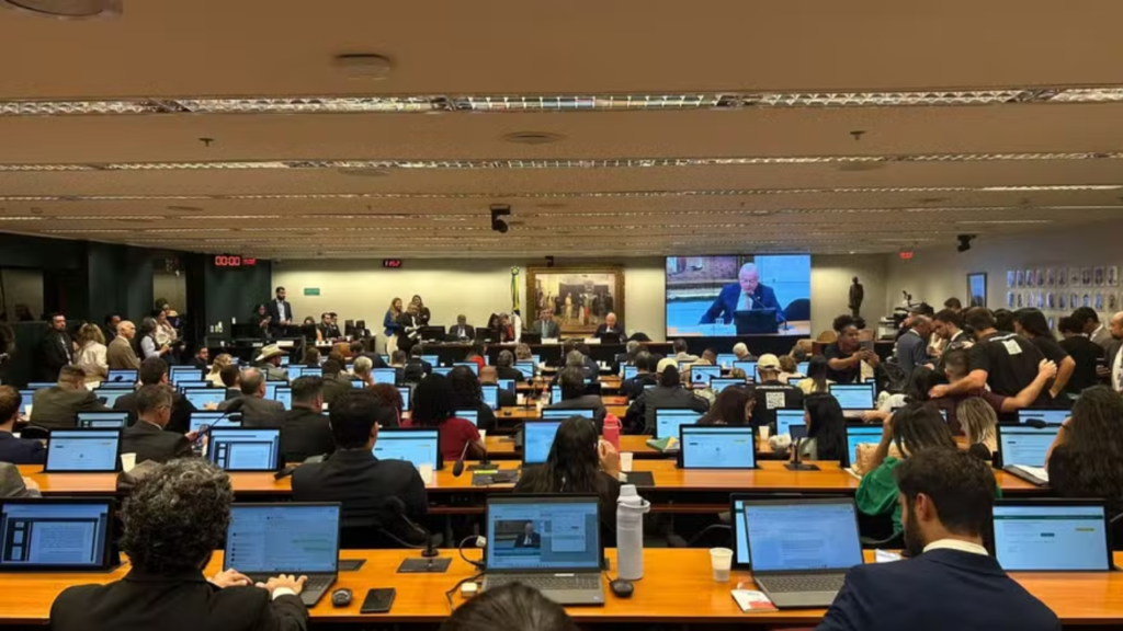 Oposição pede vista e adia votação de PECs sobre escala 6×1 na CCJ