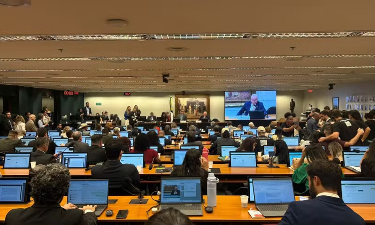 Oposição pede vista e adia votação de PECs sobre escala 6×1 na CCJ