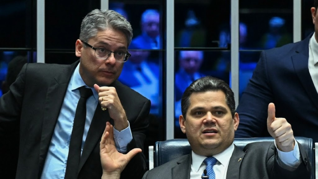 Senadores cobram reação de Alcolumbre para defesa de Alessandro Vieira após pedido de indiciamento de ministros do STF