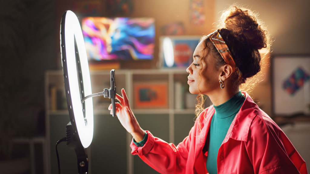 Lei eleitoral proíbe influenciadores pagos em campanhas políticas e impõe desafio ao TSE nas eleições de 2026