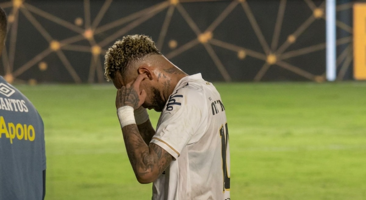 Neymar reclama de críticas por ter tapado os ouvidos ao deixar jogo do Santos: ‘Não tem ser humano que aguente’