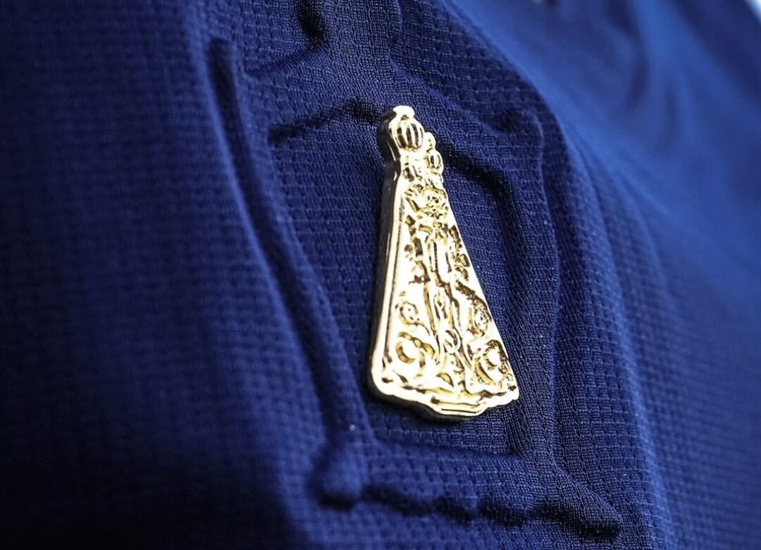 Camisa do Remo em homenagem à Virgem de Nazaré vira sucesso na web e se torna fenômeno de vendas