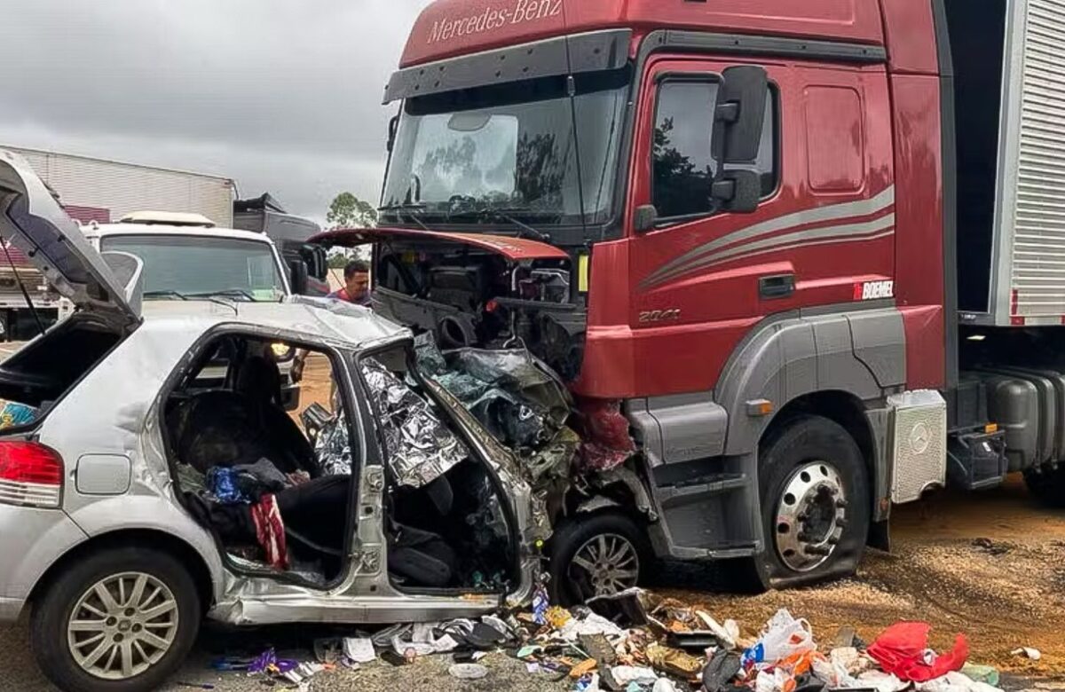 Seis pessoas da mesma família morrem em acidente na BR-251 em MG