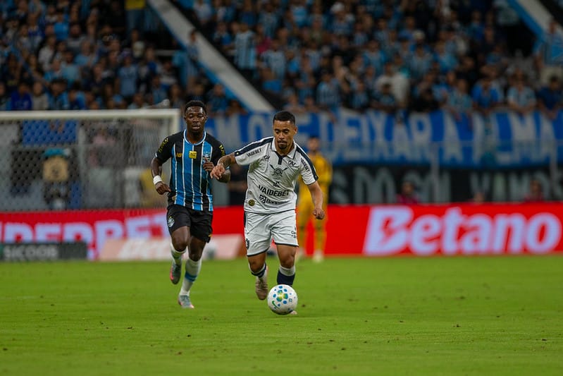 Pikachu assume culpa por vermelho e se retrata com a torcida do Remo após empate contra o Grêmio