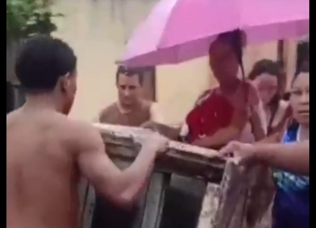 Moradores usam geladeira para resgatar recém-nascido e mãe de inundação em Ananindeua