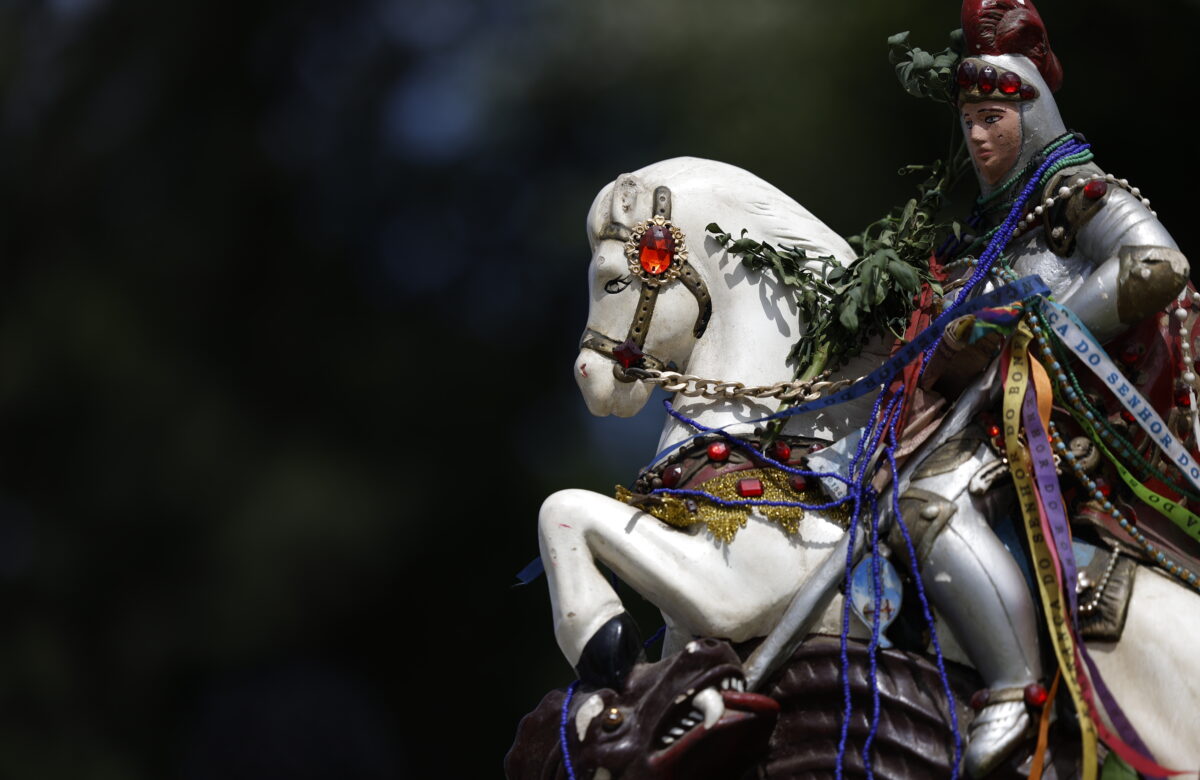 Como São Jorge e Ogum unem igrejas e terreiros em uma mesma rede de devoção para vencer os dragões do cotidiano