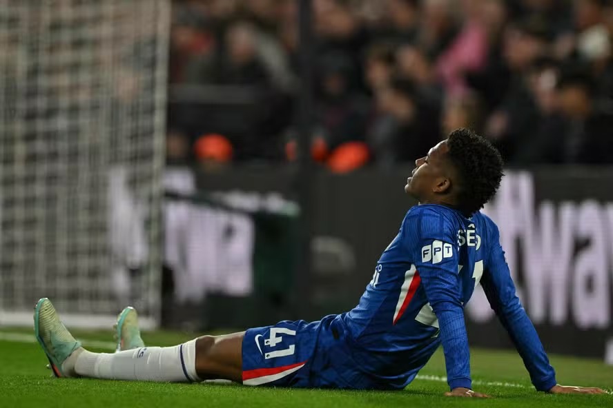 De volta ao Brasil, Estêvão mantém esperança de recuperação a tempo de jogar fase decisiva da Copa