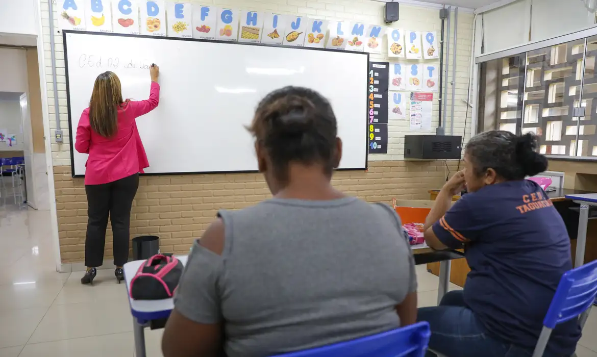 MEC vai oferecer livros gratuitos e cursos de idiomas em plataformas