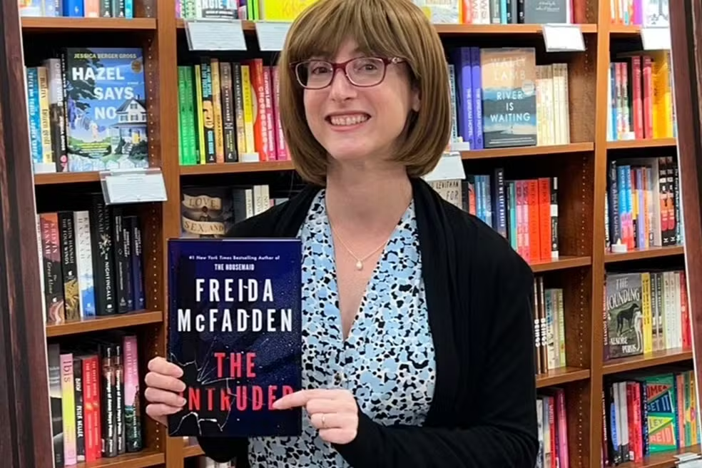 Autora de ‘A Empregada’ revela sua verdadeira identidade: ‘Cansada de especulações’