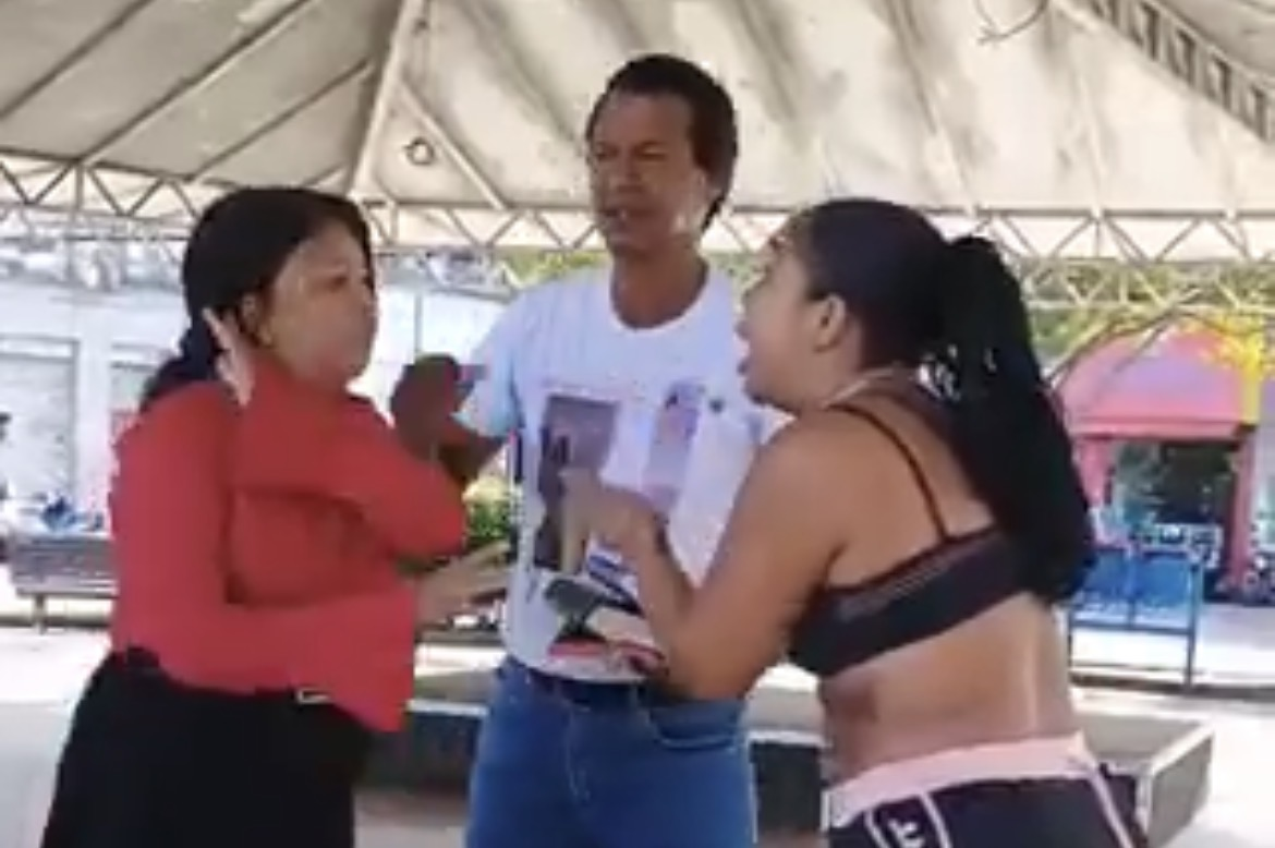 Pastor e mulher discutem durante pregação de rua na Bahia e cena viraliza