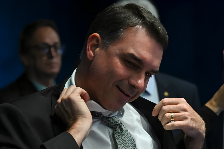 Áudios de Flávio Bolsonaro para Vorcaro afetaram pré-candidatura do senador, aponta pesquisa