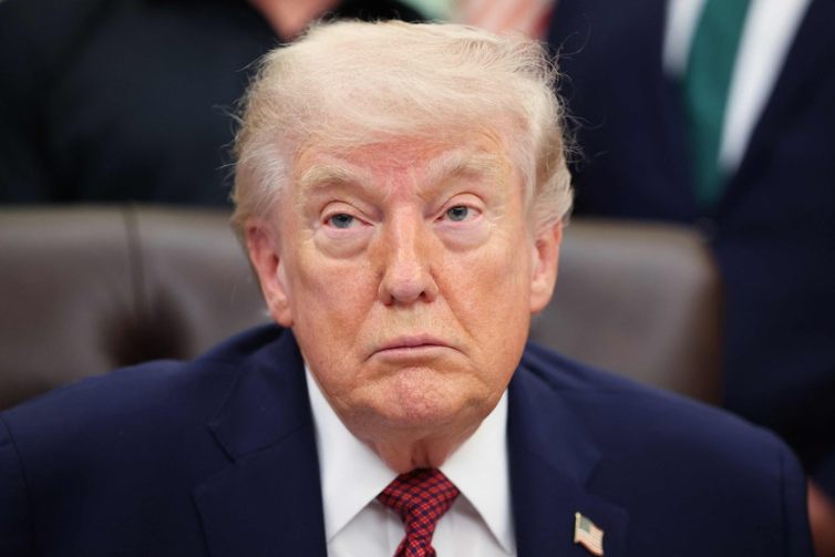 Desaprovação de Trump atinge novo recorde em pesquisa recente, a seis meses das eleições de meio de mandato