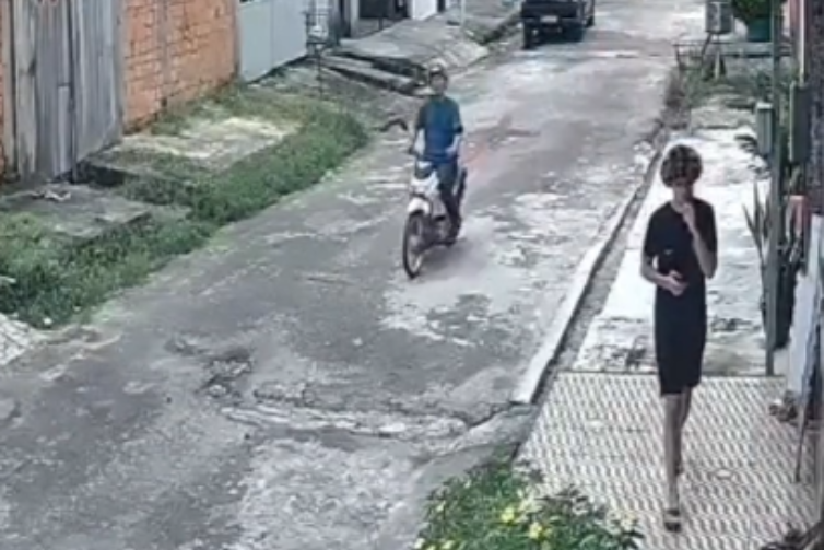 Jovem tem celular levado em assalto em Ananindeua; câmeras de segurança flagraram o momento