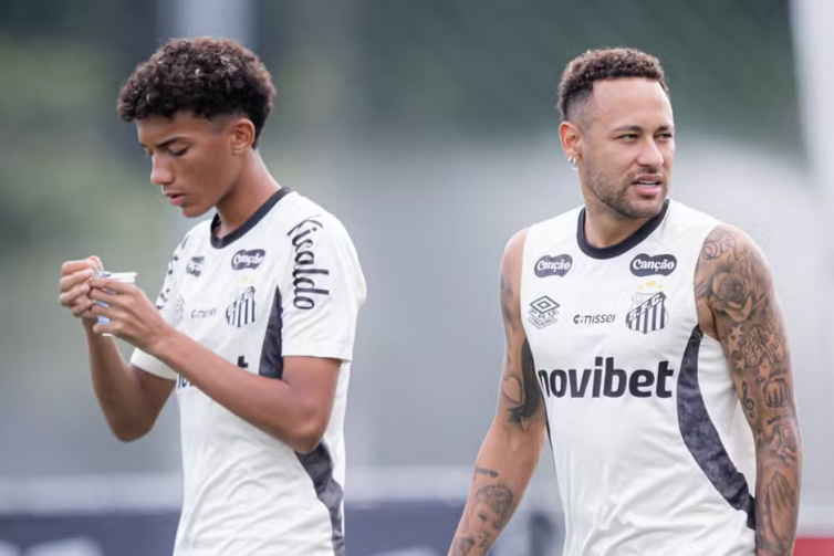 Neymar se desentende com filho de Robinho durante treino do Santos; atacante teria dado ‘rasteira’ no jovem