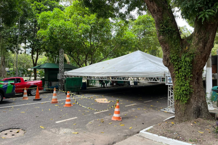 Montagem da estrutura da festividade de Santo Antônio interdita trecho da Rua dos Tamoios temporariamente; veja mudanças no trânsito