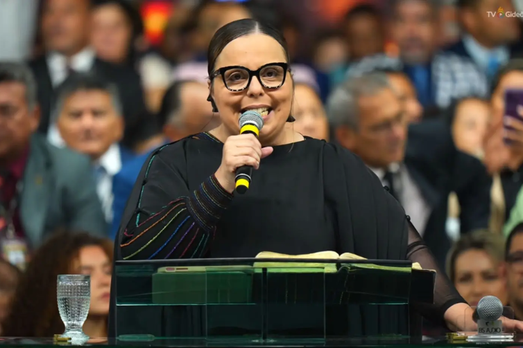 Pastora viraliza ao incentivar denúncia de violência doméstica durante congresso evangélico