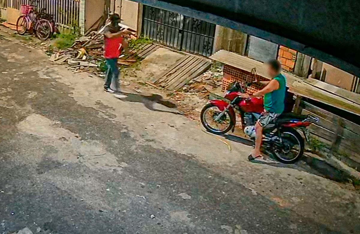 Vídeo mostra momento em que morador tem motocicleta roubada por criminoso armado na Terra Firme