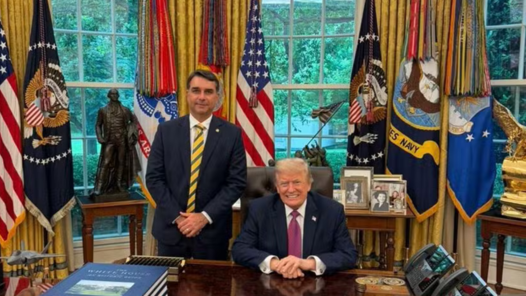 Flávio Bolsonaro é recebido por Trump na Casa Branca em meio à crise envolvendo Vorcaro e Banco Master