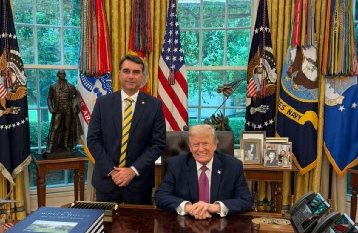Flávio Bolsonaro é recebido por Trump na Casa Branca em meio à crise envolvendo Vorcaro e Banco Master