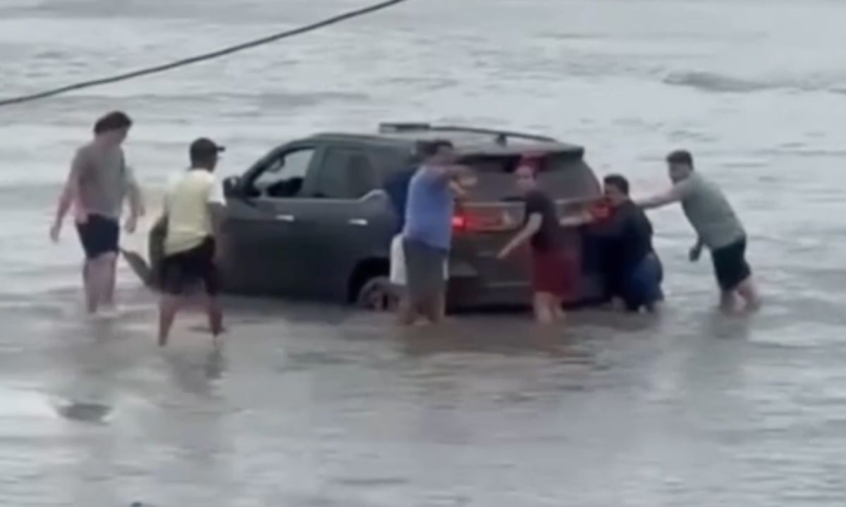 Maré alta atinge carro em praia de Salinópolis durante feriado