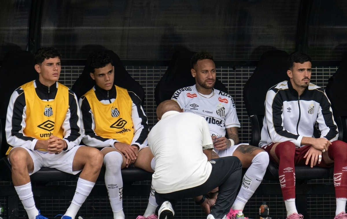 Substituição errada salvou Neymar? Atacante sofreu lesão pouco antes de confusão em jogo do Santos