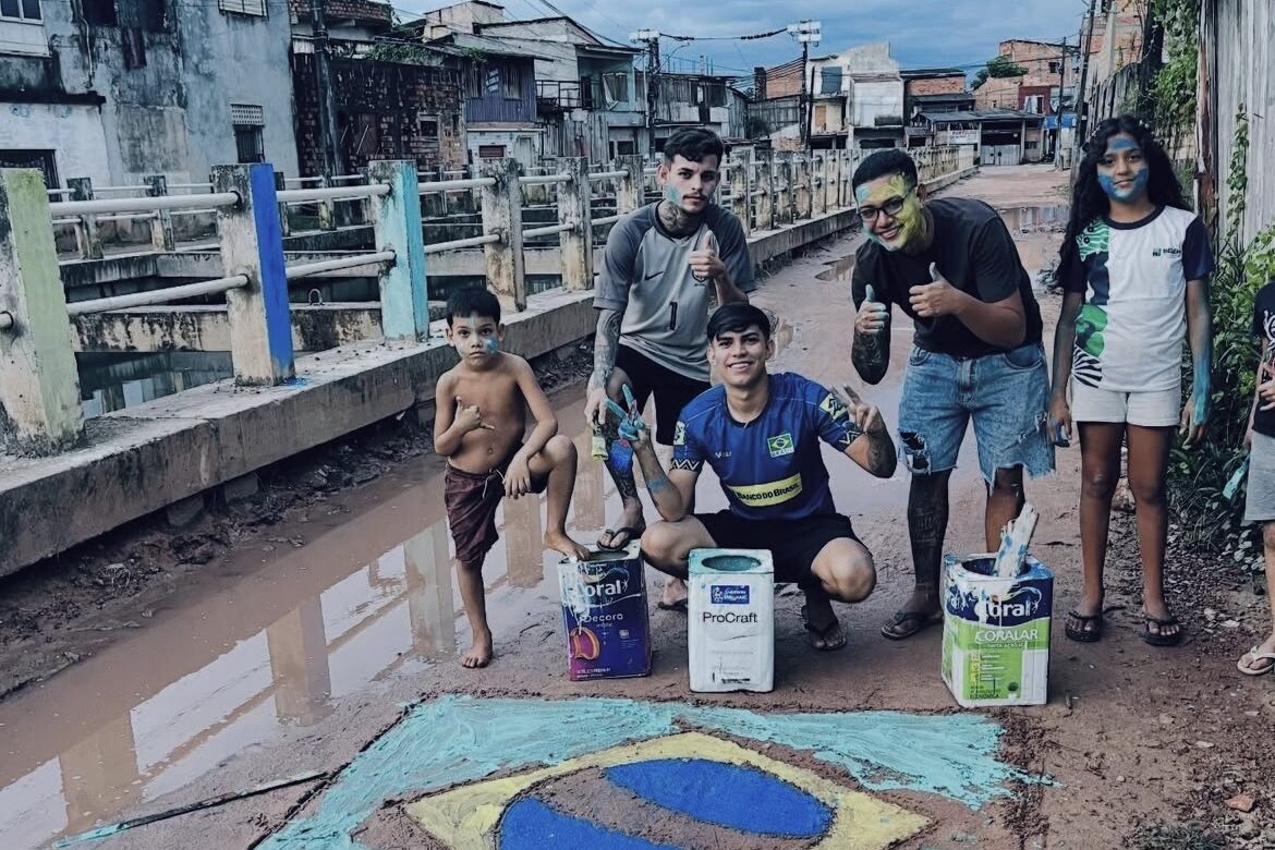 Pintura da bandeira do Brasil em rua de lama em Belém viraliza e divide opiniões de internautas