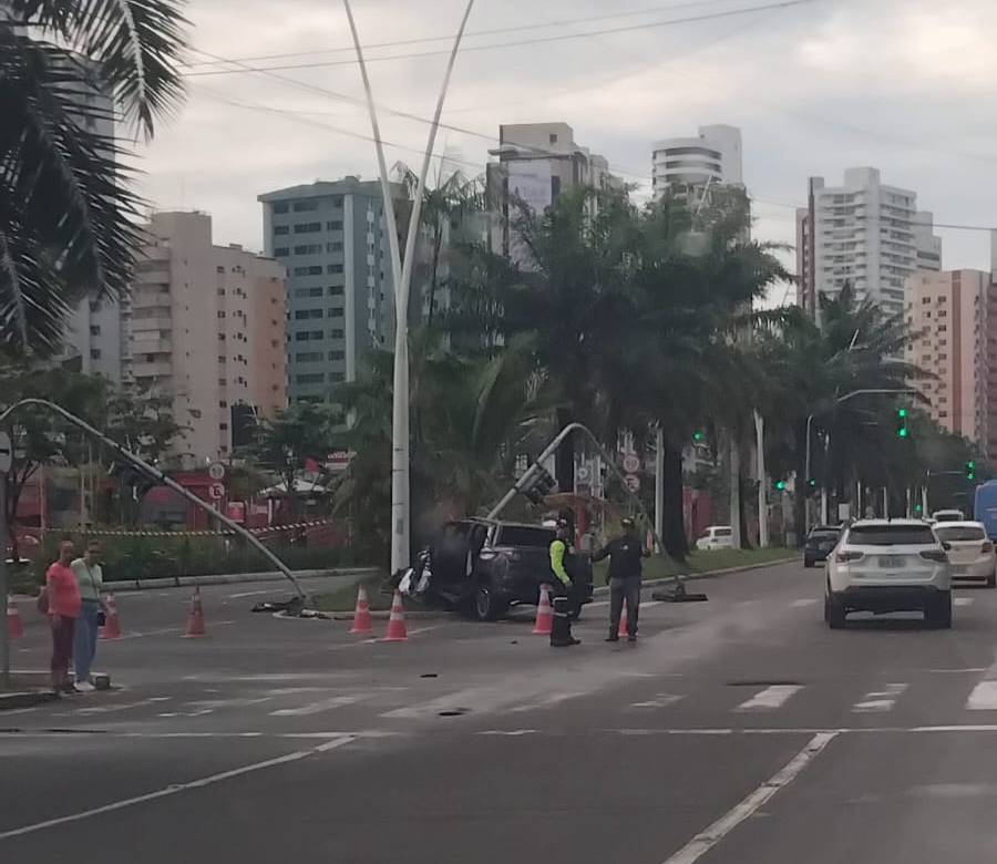 Veículo atinge semáforo na Doca e deixa o trânsito lento em Belém
