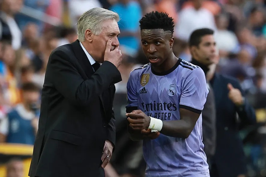 Carlo Ancelotti vê peso excessivo sobre Vinícius Júnior e promete aliviar pressão na seleção: ‘Não precisamos de um único craque’