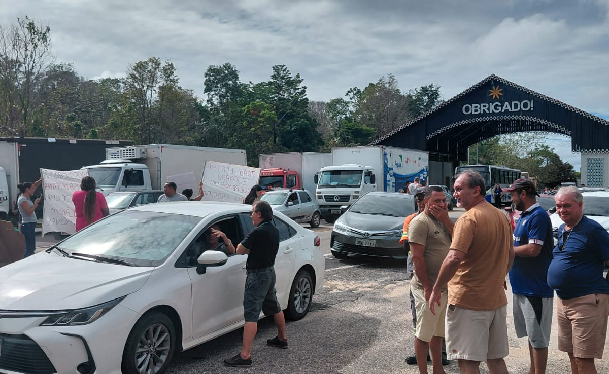Moradores fecham entrada de Mosqueiro em protesto para conseguir leito para jovem