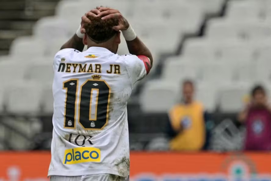 Antes da convocação para a Copa, mídia internacional destaca fúria de Neymar após erro em substituição