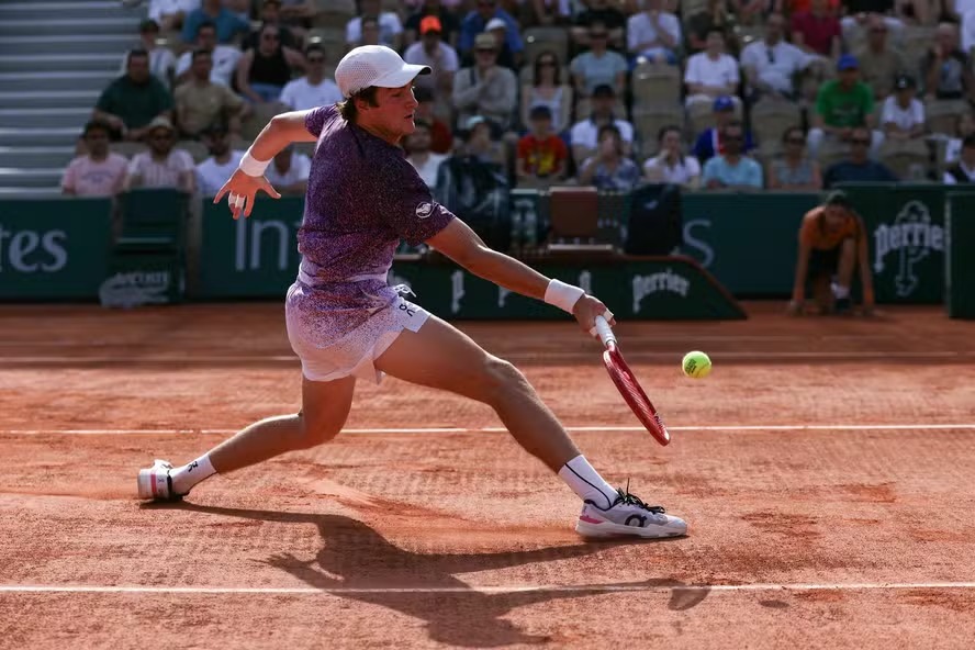 Brasileiro vira jogo heroico em Roland Garros e vai enfrentar Djokovic na 3ª rodada
