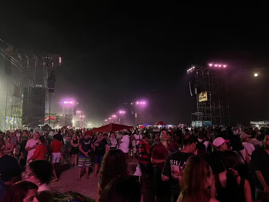 Multidão se concentra em Copacabana para assistir a ensaio de Shakira