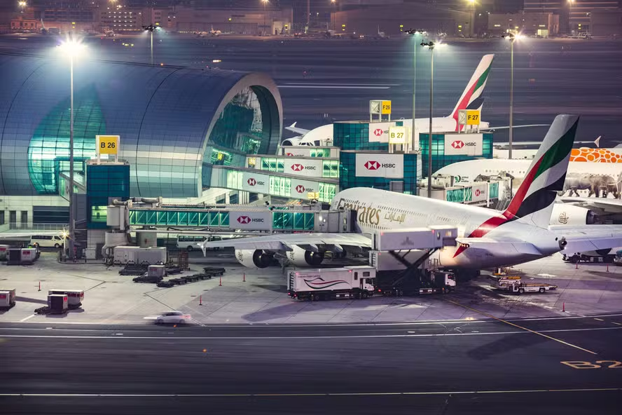 Ficou para trás? Casaco com mais de R$ 180 mil no bolso está ‘abandonado’ há meses no Aeroporto de Dubai; entenda