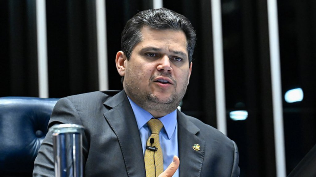 Empresários se articulam com Alcolumbre para tentar frear PEC do fim da escala 6×1