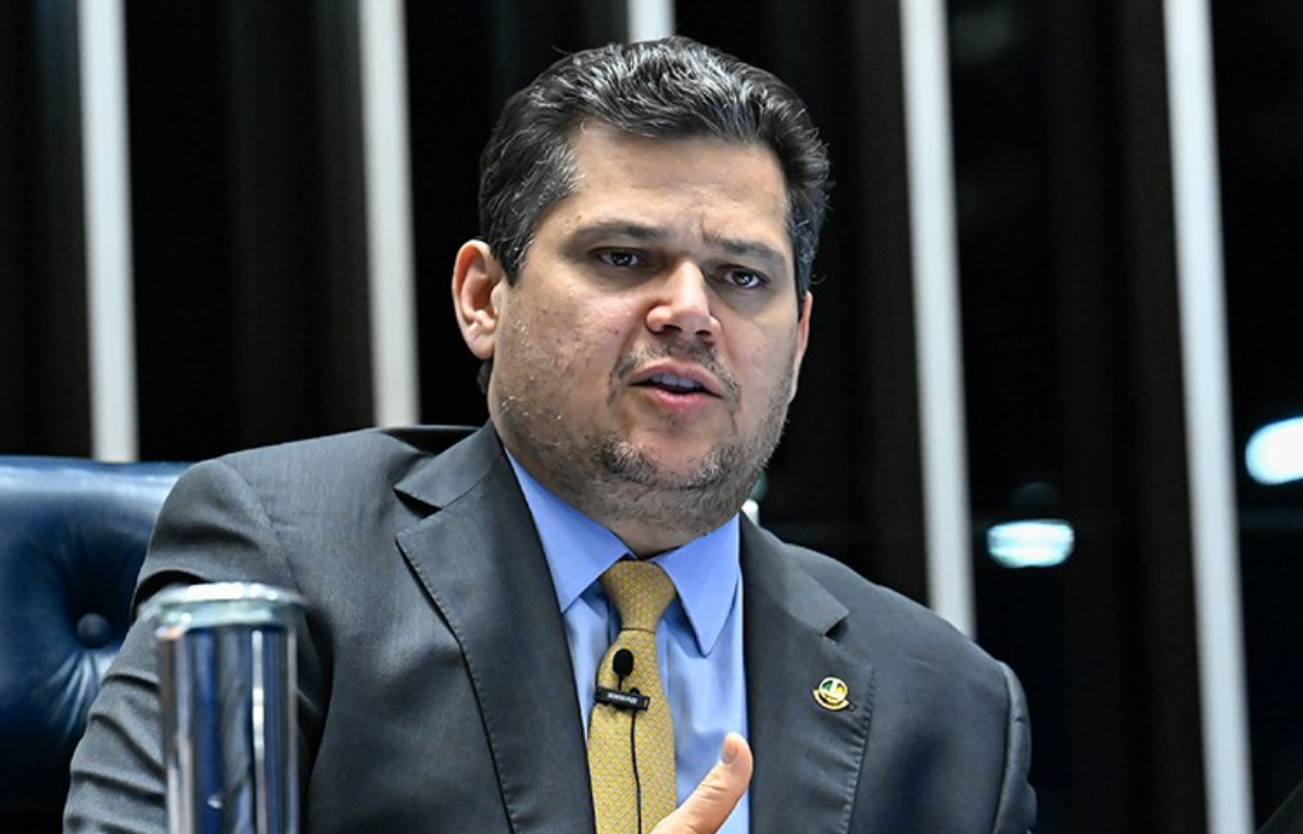 Empresários se articulam com Alcolumbre para tentar frear PEC do fim da escala 6×1