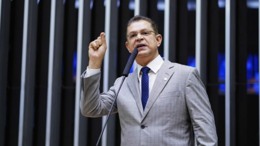 PL articula manobra política ao defender escala 4×3 durante votação do fim da escala 6×1, já encaminhada na Câmara